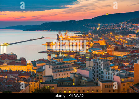 Trieste Italie Ville, vue aérienne de la zone portuaire de Trieste illuminée la nuit, Frioul-Vénétie Julienne, Italie. Banque D'Images