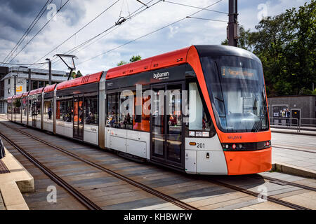 BERGEN, NORVÈGE - JUIN 15,2017 : Bergen Light Rail Bybanen . La ligne du tramway de Bergen a reçu le prix 2011 comme étant la meilleure au monde. Banque D'Images