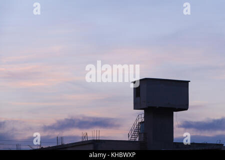 Aube/crépuscule ciel coloré au-dessus d'un bâtiment industriel abandonné. Banque D'Images