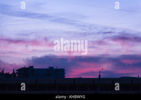 Aube/crépuscule coloré ciel sur certains bâtiments. Banque D'Images