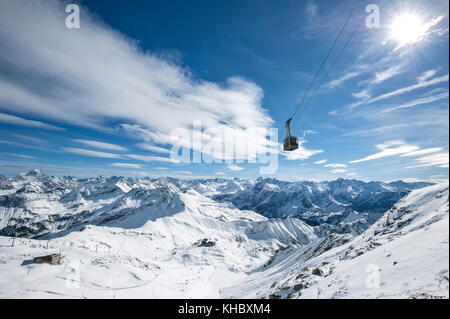 Téléphérique de Nebelhorn devant le panorama alpin enneigé, Nebelhorn, Kleinwalsertal, Oberstdorf, Vorarlberg, Autriche Banque D'Images