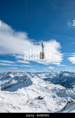 Téléphérique de Nebelhorn devant le panorama alpin enneigé, Nebelhorn, Kleinwalsertal, Oberstdorf, Vorarlberg, Autriche Banque D'Images