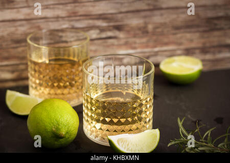 Boire de l'alcool dans le verre avec de la chaux Banque D'Images