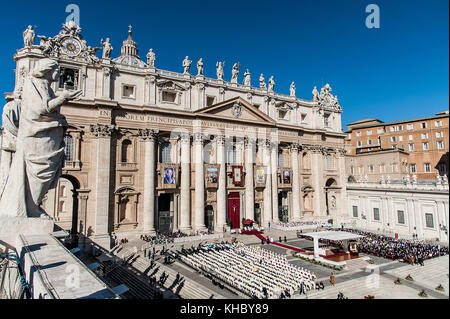 Le pape François célèbre la messe canonisation de 35 nouveaux saints de l'église catholique sur la place Saint-Pierre au Vatican. Où: Vatican, Vatican, Saint-Siège Quand: 15 Oct 2017 crédit: IPA/WENN.com **Disponible Uniquement pour publication au Royaume-Uni, aux États-Unis, en Allemagne, en Autriche** Banque D'Images