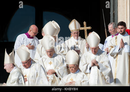 Le pape François, centre d'arrière-plan, marche avec son personnel pastoral lorsqu'il arrive pour célébrer une masse canonisation pour 35 nouveaux saints sur la place Saint-Pierre au Vatican. En vedette: Pape François Où: Vatican, Vatican, Saint-Siège Quand: 15 Oct 2017 crédit: IPA/WENN.com **Disponible Uniquement pour publication au Royaume-Uni, aux Etats-Unis, en Allemagne, en Autriche** Banque D'Images