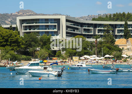 SREBRENO, CROATIE - Juillet 18, 2017 : les gens sur la plage en face de l'hôtel Sheraton avec bateaux ancrés à Srebreno, Croatie. Banque D'Images