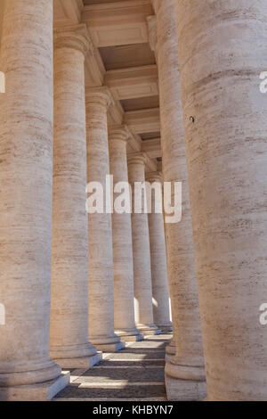 Détail de colonnade en piazza San Pietro (Place Saint-Pierre) dans la cité du Vatican Banque D'Images