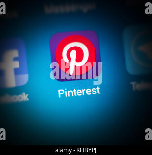 Chisinau, Moldova - 10 juin 2017 : photo macro, l'icône de l'application de pinterest et la barre de recherche sur le téléphone mobile. le service internet pinterest social p Banque D'Images