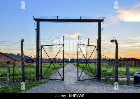 OSWIECIM, POLOGNE - 29 JUILLET 2017 : porte du camp de concentration Auschwitz Birkenau à Oswiecim, Pologne. Banque D'Images