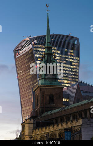 London's architecture ancienne et nouvelle avec des gratte-ciel, le 'talkie walkie' bâtiment (aka 20 Fenchurch Street) et la plus ancienne église de la ville de Londres Banque D'Images