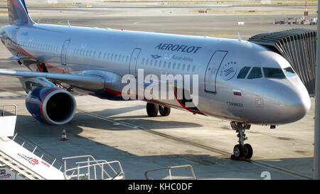 AJAXNETPHOTO. Octobre, 2017. NICE, FRANCE. - Russe AEROFLOT - AIRBUS A321-211 CHARGEMENT AU COTE D'AZUR AIRPORT. PHOTO:CAROLINE BEAUMONT/AJAX REF:171410 90068  Banque D'Images