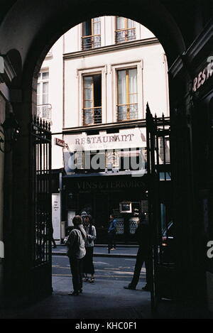 AJAXNETPHOTO. Avril 6th, 2006. PARIS, FRANCE. - PASSAGE VERDEAU ENTRÉE arrière. PHOTO:JONATHAN EASTLAND/AJAX REF:CD1555 5 Banque D'Images