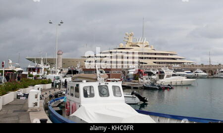 AJAXNETPHOTO. 2017. ANTIBES, FRANCE. - SUPERYACHT - DILBAR ADMINISTRÉ PAR LE MILLIARDAIRE RUSSE Alisher Usmanov domine le port depuis son amarrage. PHOTO:CAROLINE BEAUMONT/AJAX REF:172209 80902  Banque D'Images