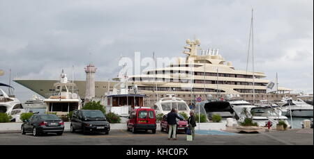 AJAXNETPHOTO. 2017. ANTIBES, FRANCE. - SUPERYACHT - DILBAR ADMINISTRÉ PAR LE MILLIARDAIRE RUSSE Alisher Usmanov domine le port depuis son amarrage. PHOTO:CAROLINE BEAUMONT/AJAX REF:172209 80904  Banque D'Images