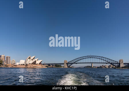 Sydney, Australie - 26 mars 2017 : combinaison d'Harbour Bridge et le célèbre opéra vu hors de l'eau sous ciel bleu. Banque D'Images