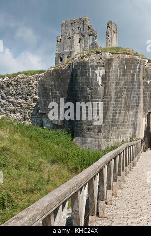 Une partie des ruines de l'des anciennes fortifications et défenses de Corfe Castle dans le Devon. Cette propriété est détenue et gérée par le National Trust Banque D'Images