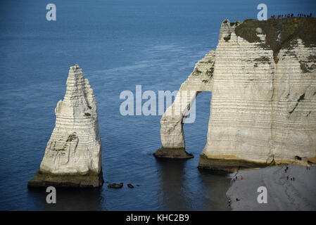 L''Aiguille et la falaise d'Aval, Etretat, Seine-Maritime, Normandie, France, Europe Banque D'Images