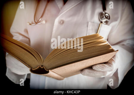 Médecin lit livre médical dans un hôpital. conceptual image Banque D'Images