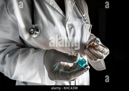 Médecin tient deux flacons dans un hôpital. conceptual image Banque D'Images