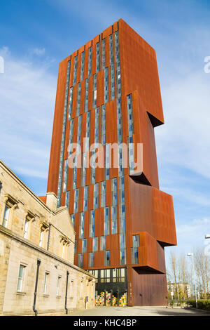 Broadcasting Tower, logement étudiant universitaire à Leeds, West Yorkshire. ROYAUME-UNI. Ancienne BBC Broadcasting House au premier plan. Banque D'Images