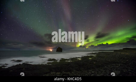 Karlinn pile de la mer sur la péninsule de Reykjanes, avec northern lights. Banque D'Images