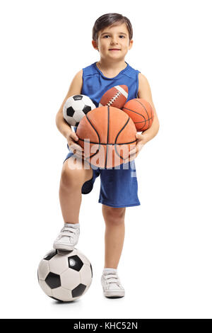 Portrait d'un petit garçon à maintenir les différentes sortes de sports balls isolé sur fond blanc Banque D'Images