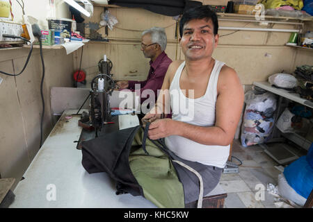 Lors de leur travail de tailleurs machines à coudre à Mumbai, Inde Banque D'Images