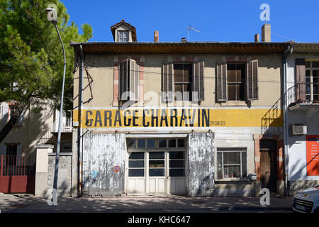 Atelier de réparation automobile abandonné, vacant ou fermé, atelier, garage local ou petite entreprise, Vaison-la-Romaine, Vaucluse, Provence, France Banque D'Images