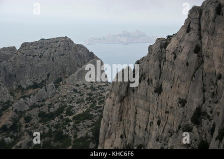 Vue du cap gros en calanques *** *** local caption france, sud, Provence, calanques, parc national, falaises, rochers, vue, cap gros, mer, mediterrane Banque D'Images