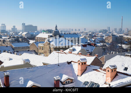 Vue panoramique sur Zagreb avec dome et cheminées en hiver avec de la neige sur les toits, Zagreb, Croatie, Europe Banque D'Images