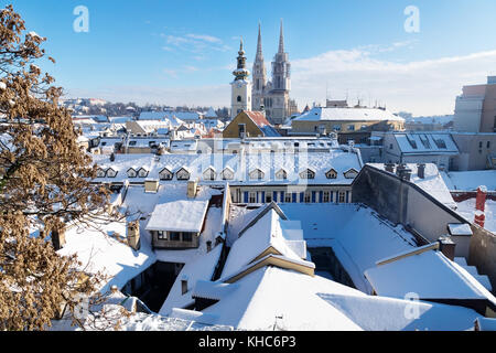 Vue sur Zagreb au cours de l'hiver avec neige avec vue de tours de l'église et la cathédrale, Zagreb, Croatie, Europe Banque D'Images