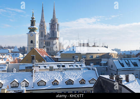 Vue sur Zagreb au cours de l'hiver avec neige avec vue détaillée sur tours de l'église et la cathédrale, Zagreb, Croatie, Europe Banque D'Images