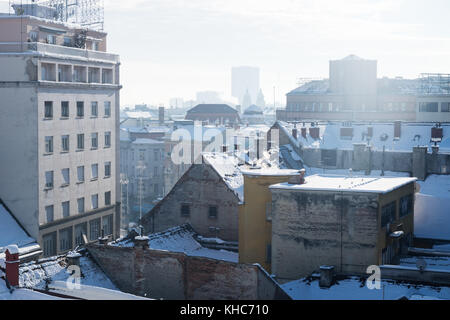 Vue panoramique sur Zagreb avec cheminées de fumer au cours de l'hiver avec de la neige sur les toits, Zagreb, Croatie, Europe Banque D'Images