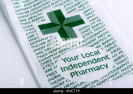 Votre pharmacie indépendante, sac de papier, croix verte. Banque D'Images