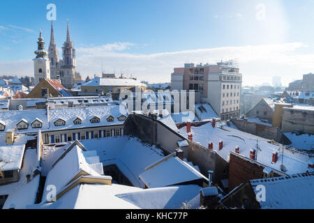 Vue sur Zagreb au cours de l'hiver avec neige avec vue de l'église cathédrale de tours et toits enneigés et, Zagreb, Croatie, Europe Banque D'Images