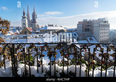 Vue sur Zagreb en hiver avec de la neige avec vue sur la cathédrale de tours de l'église et de l'équerrage et de serrures, Zagreb, Croatie, Europe Banque D'Images