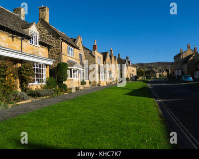 Voir de beaux bâtiments en pierre de Cotswold East High Street Worcestershire Broadway England UK dans cette image carte postale village des Cotswolds Banque D'Images