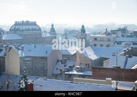 Vue panoramique sur Zagreb avec tours historiques et des bâtiments pendant l'hiver avec de la neige sur les toits, Zagreb, Croatie, Europe Banque D'Images