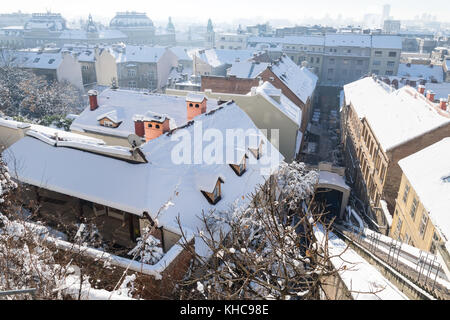 Vue panoramique sur Zagreb avec tramrails au cours de l'hiver avec de la neige sur les toits, Zagreb, Croatie, Europe Banque D'Images