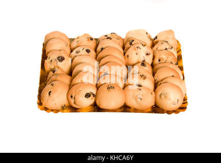 Cookies au chocolat et aux raisins sur une plaque Banque D'Images