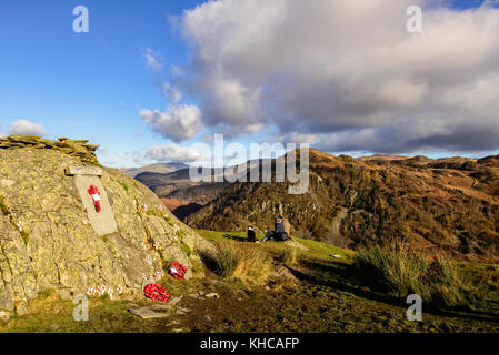 Plus magnifiquement situé à War Memorial sur le sommet du castle crag in borrowdale, Lake district, après le service du dimanche du souvenir Banque D'Images