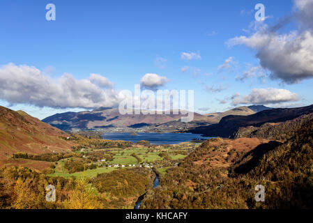 Vue sur derwent water vers keswick du sommet de Castle crag in borrowdale Banque D'Images