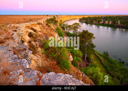 Beau lever de soleil sur la rivière Murray à Big Bend près de Swan Reach - Nildotte en Australie du Sud Banque D'Images