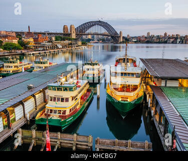 Circular Quay et le Pont du Port tôt le matin à Sydney, Nouvelle-Galles du Sud, Australie Banque D'Images