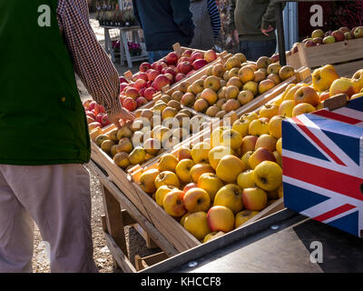 Achat de la navigation britannique choisir l'anglais britannique produire des pommes dans un plein air British Farmers Market décrochage Royaume-Uni Banque D'Images