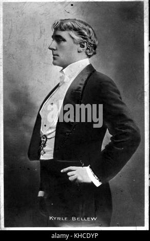 Portrait de Kyrle Bellew, scène britannique et acteur de cinéma silencieux, de couleur main, de trois quarts de longueur, à la fin du XIXe et au début du XXe siècle, en profil, portant un tuxedo, 1893. De la bibliothèque publique de New York. Banque D'Images