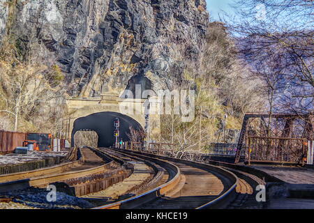 La direction de l'est le long de l'ex-Baltimore and Ohio Railroad, et Harpers Ferry tunnel à Harpers Ferry, West Virginia. Banque D'Images