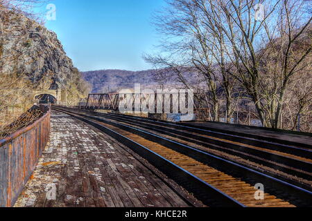 La direction de l'est le long de l'ex-Baltimore and Ohio Railroad, et Harpers Ferry tunnel à Harpers Ferry, West Virginia. Banque D'Images