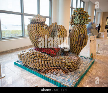 Popeye le marin peut par gensler au 25ème concours de design annuel canstruction à new york, vu le Mardi, Novembre 7, 2017, à l'affiche à Brookfield Place à new york. L'architecture et conception de participer à la conception et à la construction de structures géantes faites de boîtes de nourriture. Les boîtes sont donnés à la récolte de la ville à la fin de l'exposition. plus de 100 000 boîtes de conserve sont recueillies et seront utilisés pour nourrir les indigents au 500, les soupes populaires et les banques alimentaires. (© richard b. levine) Banque D'Images