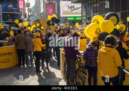 Des milliers de fans du Roi lion descendre sur Times Square à New York le dimanche, Novembre 12, 2017 pour un événement célébrant le 20e anniversaire du Disney's 'The Lion King' production broadway. Les participants ont été traités au divertissement par acteurs et une chance de gagner des billets pour l'anniversaire de la performance au Minskoff Theatre mercredi. the walt disney co., mettant de l'avant pour leur propre service de diffusion en continu, a été signalé à être en pourparlers pour acquérir 21e siècle fox. (© richard b. levine) Banque D'Images